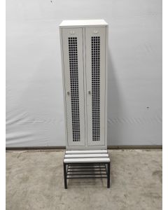 Spind Stahlspind Umkleidespind, gebraucht | 2 Türen | inkl. Unterbausitzbank m. Schuhrost | Schrägdach | Abm.: 610 x 800 x 2.305 mm (BxTxH) 