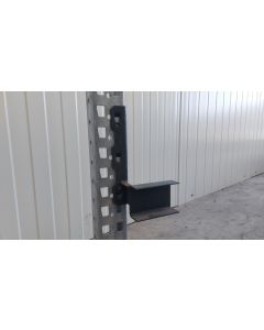 Halter f. Durchschubsicherung Agraffenwinkel Konsole, gebraucht | Meta | Ausf&uuml;hrung: rechts | Abmessung U-Profil: 120 x 77 x 38 mm | Passend f&uuml;r Kastenprofil: 85 x 50 mm | Paletten&uuml;berstand: 50 mm | Materialfarbe: anthrazit