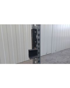 Halter f. Durchschubsicherung Agraffenwinkel Konsole, gebraucht | Meta |Ausf&uuml;hrung: links | Abmessung U-Profil: 90 x 70 x 38 mm | Passend f&uuml;r Kastenprofil: 85 x 50 mm | Paletten&uuml;berstand: 50 mm | Materialfarbe: anthrazit