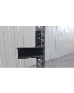 Halter f. Durchschubsicherung Agraffenwinkel Konsole, gebraucht | Meta | Ausf&uuml;hrung: links| Abmessung U-Profil: 200 x 77 x 38 mm | Passend f&uuml;r Kastenprofil: 85 x 50 mm | Paletten&uuml;berstand: 50 mm | Materialfarbe: anthrazit