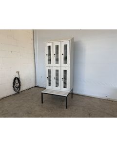 Spind Stahlspind Umkleidespind, gebraucht | 6 Türen | inkl. Sitzbank | Schrägdach | Abm.: 900 x 810 x 2.290 mm (BxTxH) | SP-1