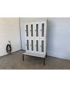 Spind Stahlspind Umkleidespind, gebraucht | 8 Türen | inkl. Sitzbank | Schrägdach | Abm.: 1.190 x 810 x 2.290 mm (BxTxH) | SP-2