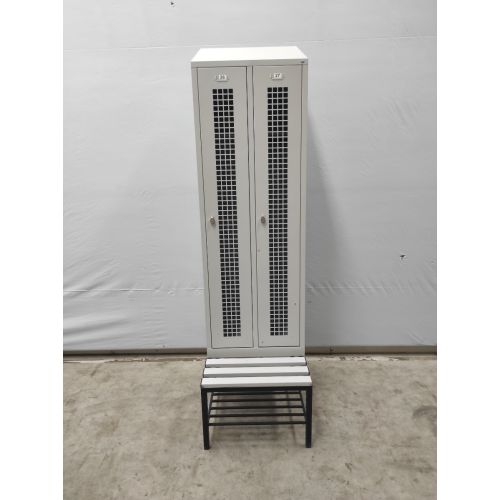 Spind Stahlspind Umkleidespind, gebraucht | 2 Türen | inkl. Unterbausitzbank m. Schuhrost | Schrägdach | Abm.: 610 x 800 x 2.305 mm (BxTxH) 
