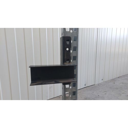 Halter f. Durchschubsicherung Agraffenwinkel Konsole, gebraucht | Meta | Ausführung: links| Abmessung U-Profil: 200 x 77 x 38 mm | Passend für Kastenprofil: 85 x 50 mm | Palettenüberstand: 50 mm | Materialfarbe: anthrazit