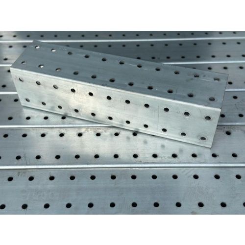 Vierkantrohr Stahlrohr Vierkantprofil, gebraucht | Profilabm.: 140 x 140 mm | Bohrlochraster: 75 x 50 mm | Gesamthöhe: 5.560 mm | sendzimir verzinkt