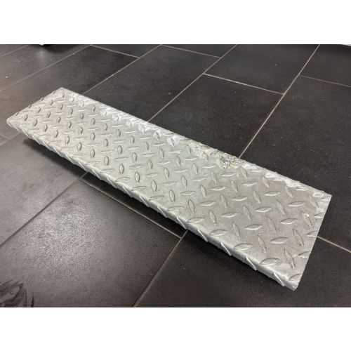 Tränenblechstufen Stufe Treppenstufe / II. Wahl / Stufenbreite: 800 mm / Stufentiefe: 200 mm / feuerverzinkt
