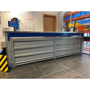 Werkbank SSI Schäfer PR 600 inkl. Fachbodenregal R 3000 / Werkbankbreite: 2.900 mm / Tiefe: 800 mm / Höhe: 940 mm