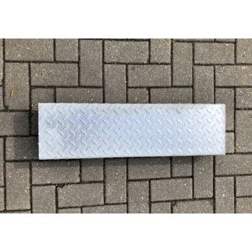 Tränenblechstufen Stufe Treppenstufe / II. Wahl / Stufenbreite: 800 mm / Stufentiefe: 230 mm / feuerverzinkt