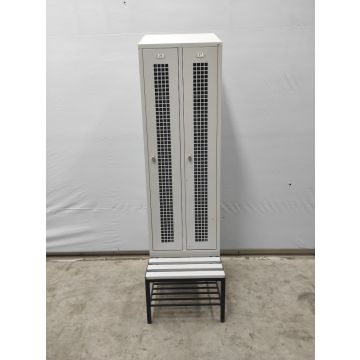 Spind Stahlspind Umkleidespind, gebraucht | 2 Türen | inkl. Unterbausitzbank m. Schuhrost | Schrägdach | Abm.: 610 x 800 x 2.305 mm (BxTxH) 