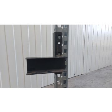 Halter f. Durchschubsicherung Agraffenwinkel Konsole, gebraucht | Meta | Ausführung: links| Abmessung U-Profil: 200 x 77 x 38 mm | Passend für Kastenprofil: 85 x 50 mm | Palettenüberstand: 50 mm | Materialfarbe: anthrazit