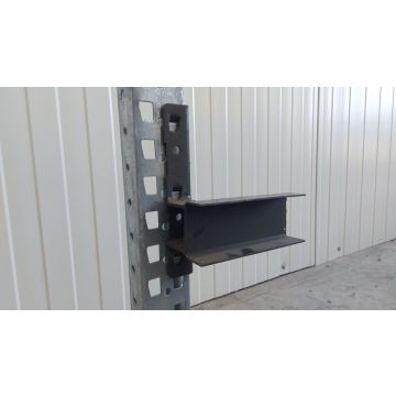 Halter f. Durchschubsicherung Agraffenwinkel Konsole, gebraucht | Meta | Ausführung: rechts | Abmessung U-Profil: 200 x 77 x 38 mm | Passend für Kastenprofil: 85 x 50 mm | Palettenüberstand: 50 mm | Materialfarbe: anthrazit