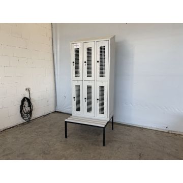Spind Stahlspind Umkleidespind, gebraucht | 6 Türen | inkl. Sitzbank | Schrägdach | Abm.: 900 x 810 x 2.290 mm (BxTxH)  | SP-1